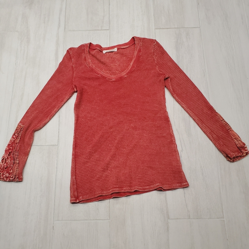 Americanable Top with Lace Sleeves